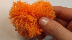 DIY Pom Pom Heart – Easy Yarn Heart Tutorial Made with Fingers
